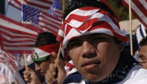 Sondeo proyecta 2 millones más de votantes latinos que hace cuatro años
