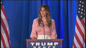 Sola en campaña, Melania Trump intenta seducir a las mujeres