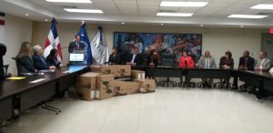 INDOTEL entrega mil equipos tecnológicos a la UASD