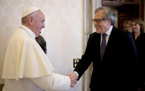 Papa recibe a secretario de la OEA tras apoyo al diálogo en Venezuela