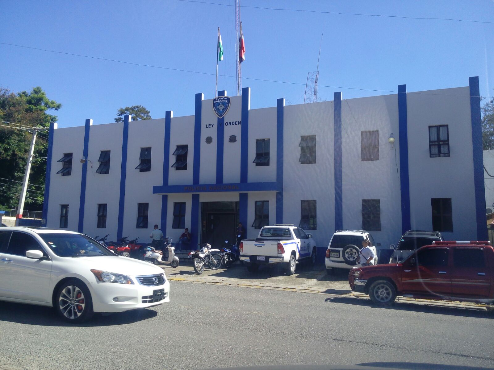 Hombre se suicida en Jarabacoa LA VEGA, República Dominicana.- Un joven de 31 años de edad se quitó la vida al propinarse un disparo en la cabeza en el municipio Jarabacoa de esta provincia. Se trata de Fausto Rafael Delgado Domínguez, quien vivía en el paraje Los Higos de Hatillo, del distrito municipal Buena Vista Jarabacoa. Según testigos, éste se encontraba ingiriendo bebidas alcohólicas en un colmado en los predios de su casa, luego salió del recinto y a los pocos minutos se escuchó un disparo. Un comunitario lo trasladó en estado agónico en la parte trasera de un camión al Hospital Municipal Octavia Gautier de Vidal para recibir las atenciones de lugar, pero a los pocos minutos cuando iba hacer referido al Hospital Luis Manuel Morillo King de esta provincia, donde falleció. El occiso utilizó un arma de fabricación casera para quitarse la vida conocida como chagon. Al ser evaluado por el médico de servicio, el diagnóstico ofrecido fue que el señor recibió herida por arma de fuego en región parieto oxidental de izquierda a derecha con entrada y salida, lo que le produjo la muerte. El cadáver, a más de 16 horas de ocurrir el hecho, se encontraba en la morgue del hospital público de Jarabacoa para ser enviado al Instituto Nacional de Ciencias Forenses de Santiago.
