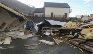 Gales: Fuertes vientos volcaron autos y derribaron árboles 