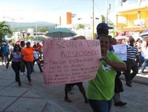 Exhiben cartelón con faltas ortográficas en marcha de profesores 