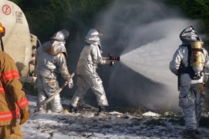 Camión de combustible se vuelca en Santiago