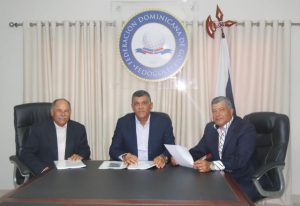Rafael Canario, director técnico del torneo;  Rafael Villalona, presidente de la fedogolf; y Luís José Placeres, vicepresidente de la Fedogolf
