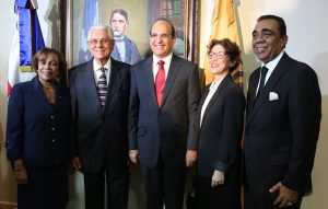 Nuevos miembros JCE llegan bien temprano y se reúnen con personal