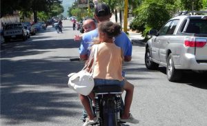 Motoconchistas y amas de casas se oponen a prohibición de montar niños en motores