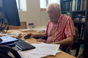 Un científico de 102 años consigue seguir trabajando en su universidad