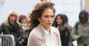 Jennifer Lopez publica una foto con el ojo morado