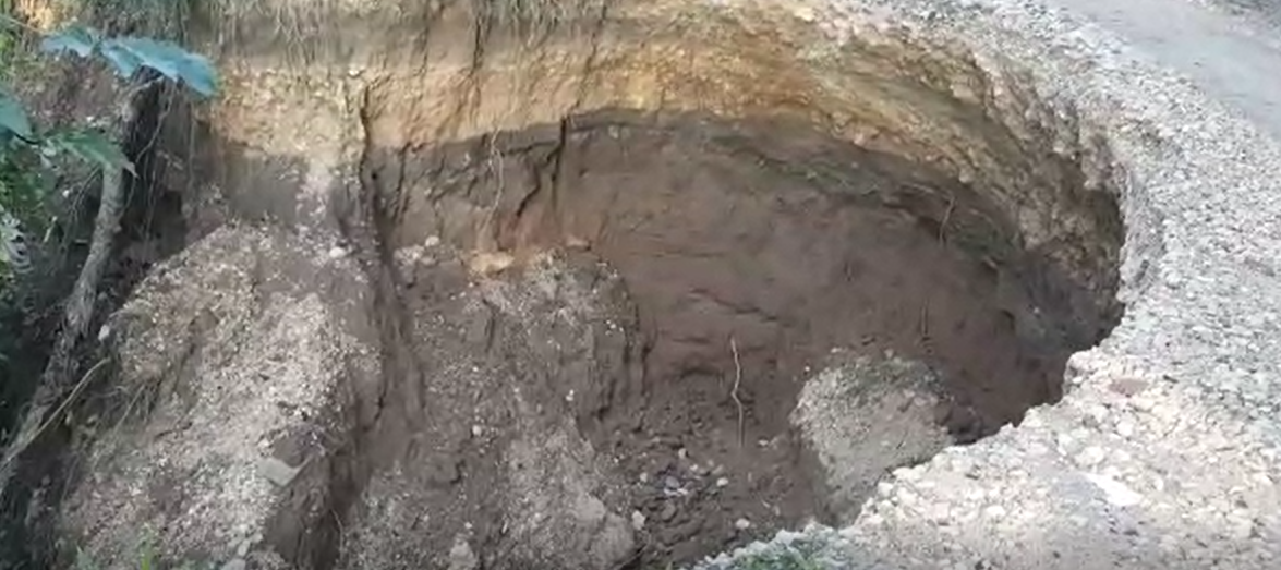 Carretera Gaspar Hernández-El Jobo en muy mal estado