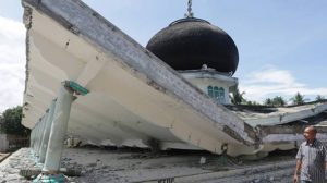 Al menos 97 muertos en un terremoto en Indonesia
