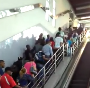 Usuarios del metro denuncian dificultades