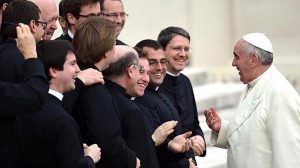 El Vaticano advierte que la Iglesia no admitirá aspirantes a sacerdotes que apoyen a “la cultura gay”