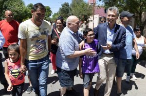 Mauricio Macri cumple un año fuerte en las encuestas y débil en la economía