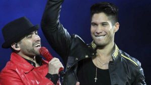 Cantantes venezolanos 'Chino' y 'Nacho' reciben cédula de extranjería en Colombia