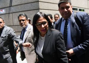 La canciller de Venezuela denuncia agresiones físicas de la policía argentina