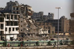 Empieza la evacuación de la ciudad siria de Alepo a pesar del ataque a un convoy
