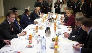 Los líderes de la UE acuerdan ampliar sanciones a Rusia por la crisis ucraniana