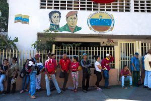 Termina el plazo para retirar los billetes de 100 bolívares y se retrasa la llegada de la moneda de mayor valor