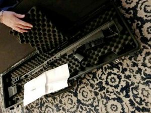 Un abuelo pidió por correo un juguete de regalo y recibió por error un fusil de francotiradorUn abuelo pidió por correo un juguete de regalo y recibió por error un fusil de francotirador