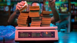 Cuántos billetes de 100 bolívares se necesitan para comprar productos básicos en Venezuela