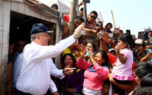 El arzobispo de Lima media entre Kuczynski y Fujimori