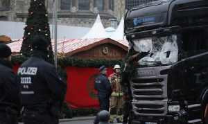 Autor del atentado de Berlín sigue en libertad y está armado