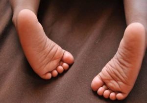 Muere niño tras ser caerle encima tanque lleno de agua 