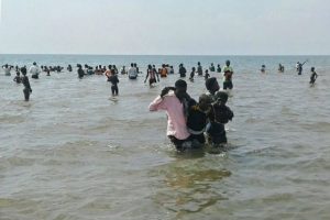 Se volca barco en el que viajaba equipo de fútbol en  Uganda