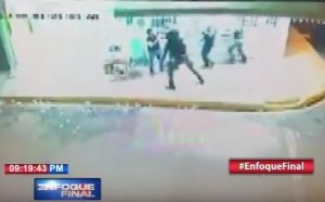 Video muestra como agentes agreden un hombre y su hijo de 12 años 