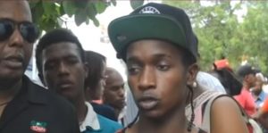 Joven “buzo” denuncia agentes PN lo despojaron de más de un millón de pesos que encontró en vertedero 