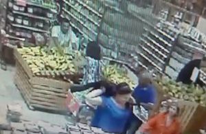 Mujer resulta asaltada en un supermercado de la avenida Winston Churchill