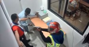 Delincuentes asaltan sucursal farmacia Medicar GBC en el DN