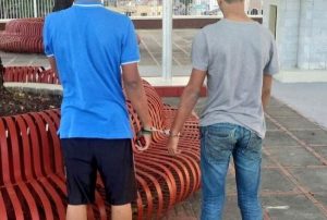  Alcaldía Santiago publica foto de jóvenes esposados; dice fueron sorprendidos teniendo sexo en parque