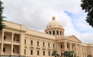  Danilo Medina felicita a Víctor Masalles por su designación como Obispo de la Diócesis de Baní