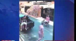Captado en cámaras hombre que saca su pistola por presencia de dos sospechosos