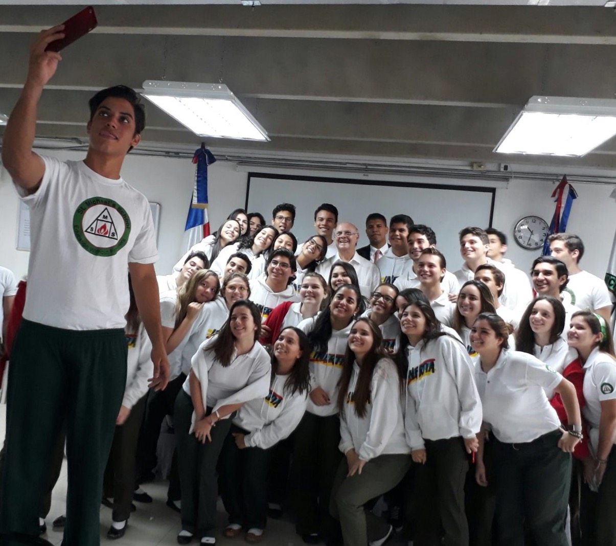 Hipólito insta a jóvenes a participar positivamente en el desarrollo del país.