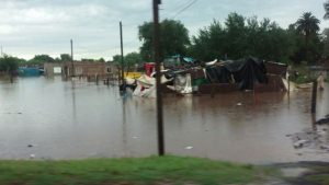 Inundaciones en Buenos Aires dejan un fallecido y 450 personas evacuadas