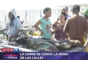 La carne de cerdo se vende como pan caliente en las calles en esta Navidad
