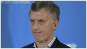 Presidente argentino sale ileso a lanzamiento de piedras contra su vehículo