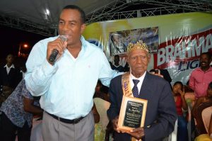 Coronan como rey a anciano de 103 años en Guayacanal de Azua
