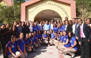 Andrés Navarro recorre centros educativos de Baní   