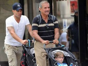 Mejora el estado de salud del padre de Ricky Martin