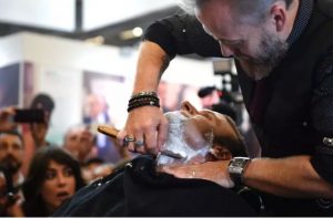 Le enjuagaron mal el cabello en la estética y le dio un derrame cerebral
