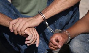Detienen hermanos por robo a negocio en Monte Plata  