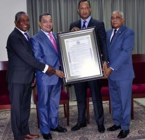 Senado reconoce al director general del IDAC