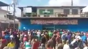 Venezolanos lanzan billetes de 50 bolívares en establecimiento