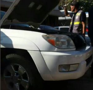 Autoridades revisan vehículo abandonado por prófugo Brayan Félix 