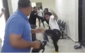 Presuntos ladrones agreden con zapatos a camarógrafos en La Vega