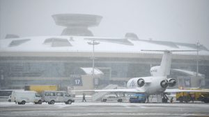 Mujer brasileña intenta suicidarse en baño de un avión en pleno vuelo